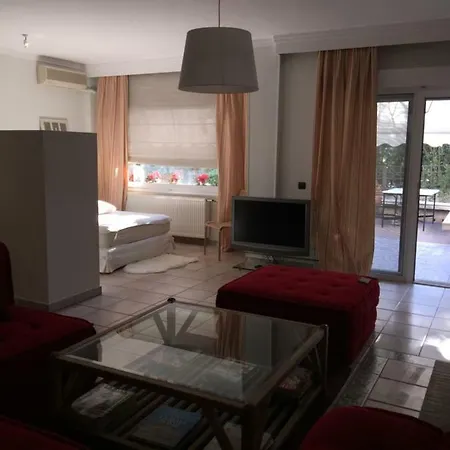 Cozy Garden 700m From St Luke S Hospital Διαμέρισμα